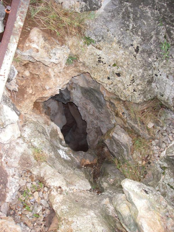 Nettoyage de l'entrée de l'aven de la Chapelle